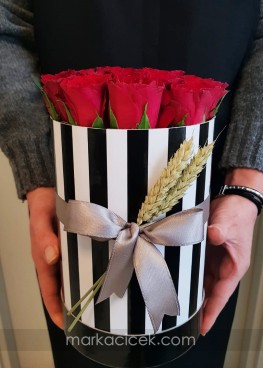 Çizgili Kutuda 12 Kırmızı Gül