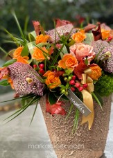 Dekoratif eskitme seramik vazoda turuncu mini güller, orkideler,